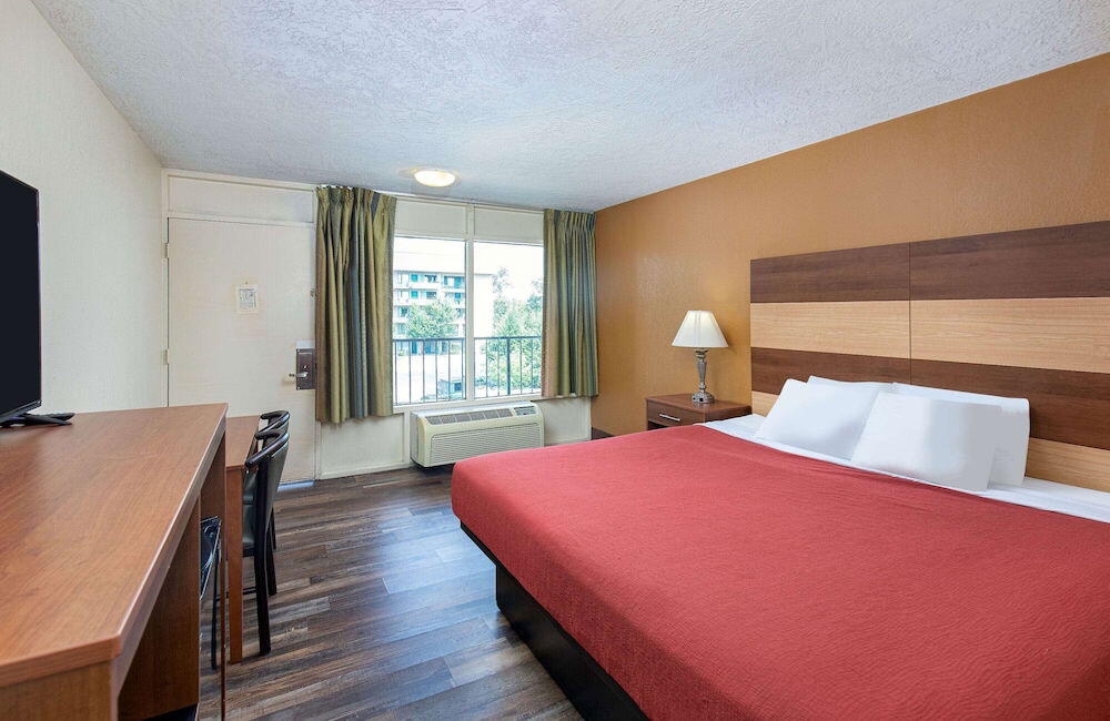 Foto de una habitación de Hotel Americana Inn a Travelodge by Wyndham