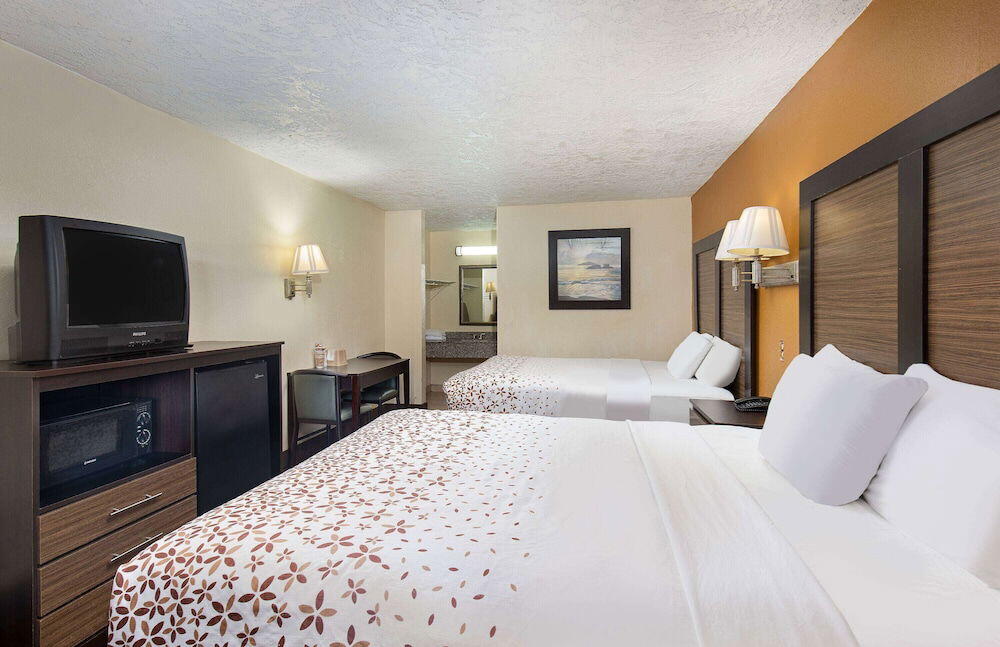 Foto de una habitación de Hotel Americana Inn a Travelodge by Wyndham