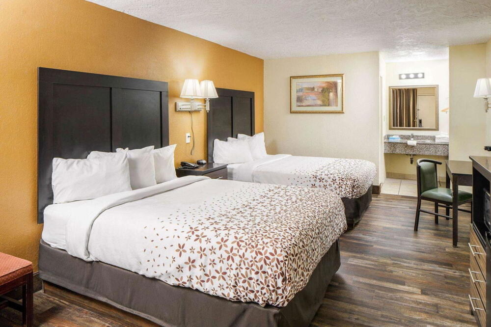 Foto de una habitación de Hotel Americana Inn a Travelodge by Wyndham