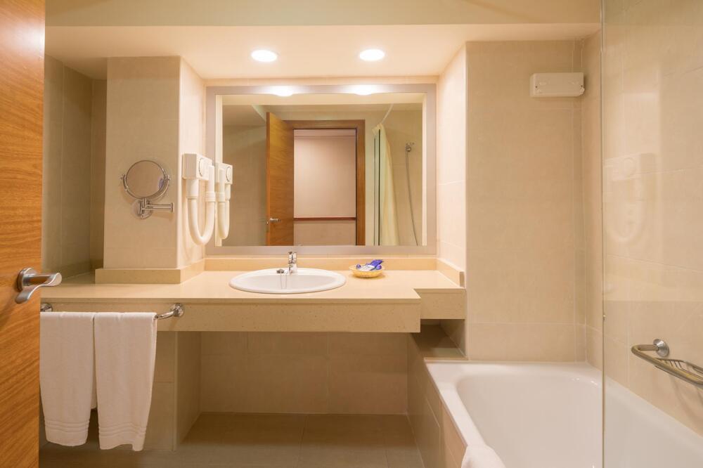 Foto del baño de Hotel htop Calella Palace &amp;amp; SPA 4Sup #htopFun