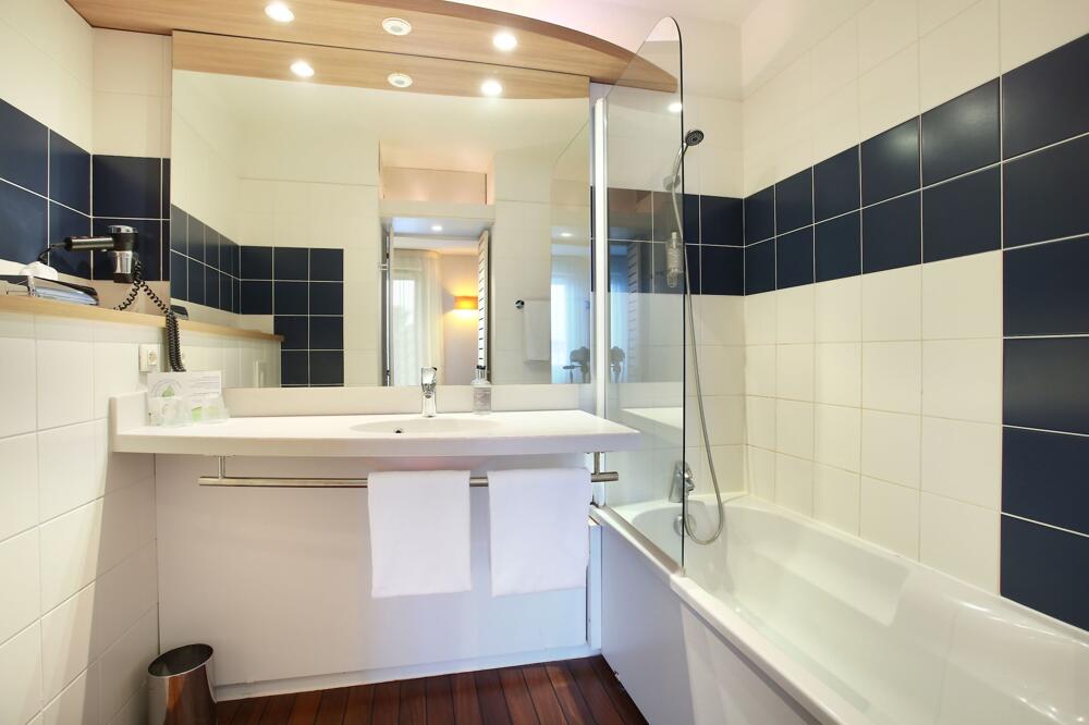 Foto del baño de Hotel Suite-Home Orléans-Saran