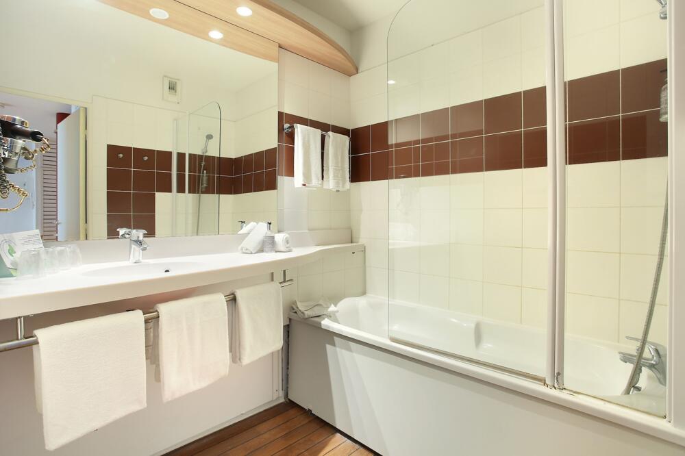 Foto del baño de Hotel Suite-Home Orléans-Saran