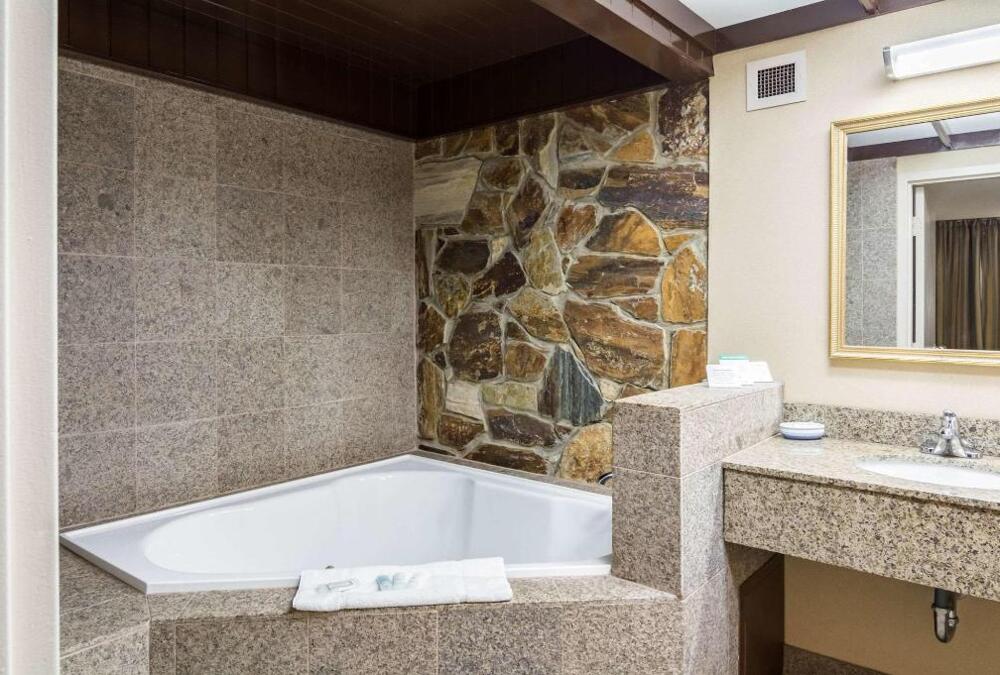 Room – Hotel The Plaza Inn &amp;amp; Suites