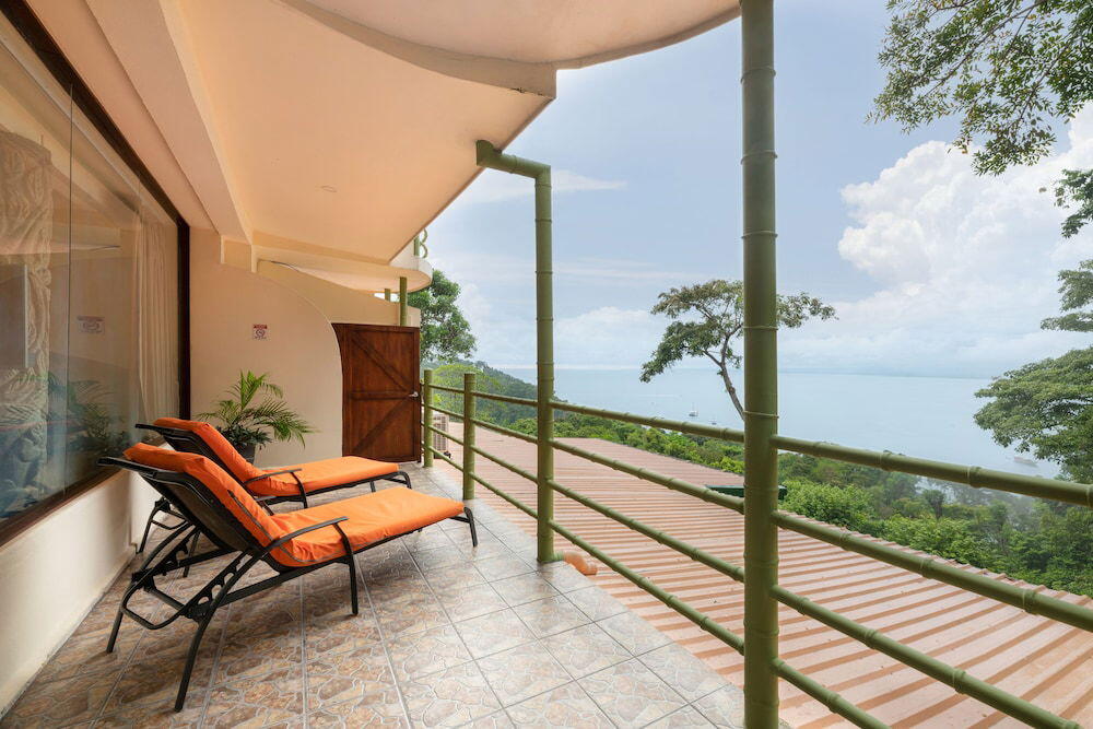 Foto de una habitación de Issimo Suites Boutique Hotel &amp;amp; Spa - Adults Only