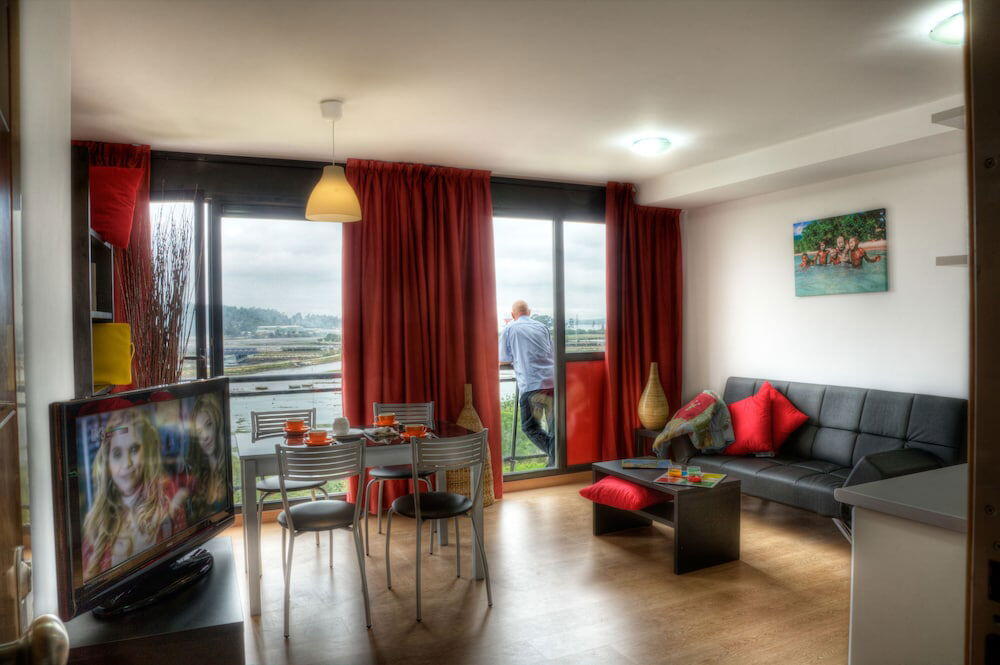 Foto de una habitación de Apartamentos Bahía de Boó