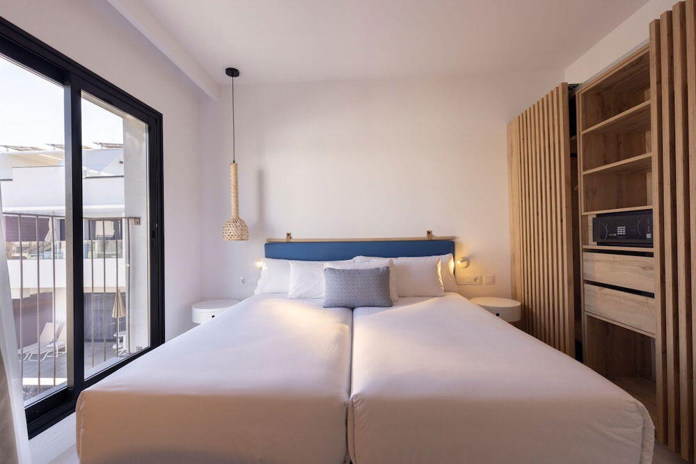 Foto de una habitación de Apartamentos Esmeralda Cotillo Homes by LIVVO