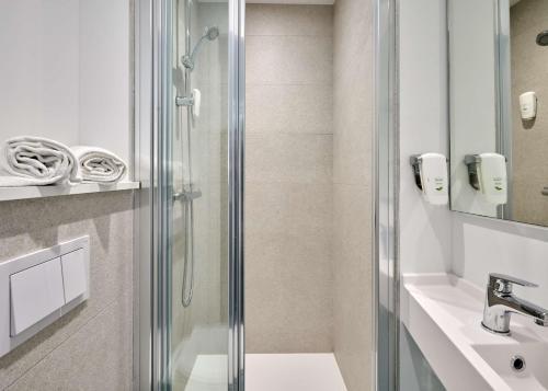 Foto del baño de Kyriad Direct Narbonne Sud