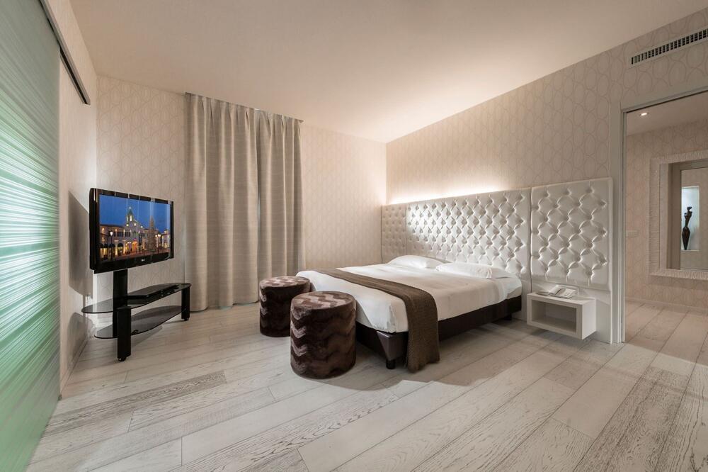 Foto de una habitación de Base Hotel