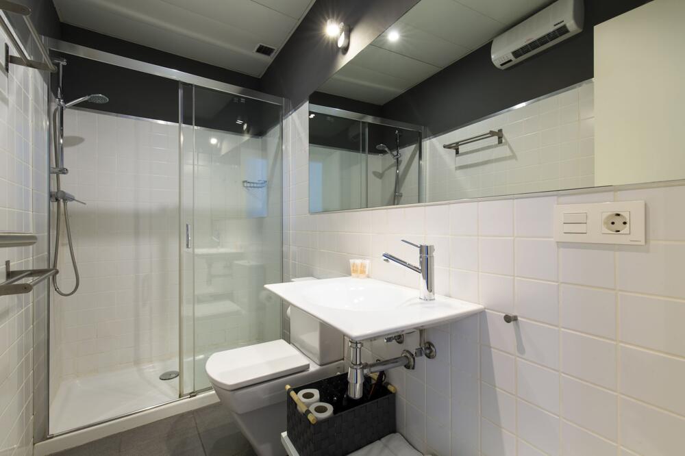Foto del baño de Aparthotel tuGuest Elvira Suites