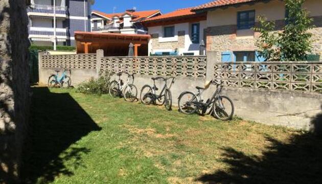 Foto de Casa con Jardín con 2 alojamientos, con jardines no compartidos y aparcamiento privado