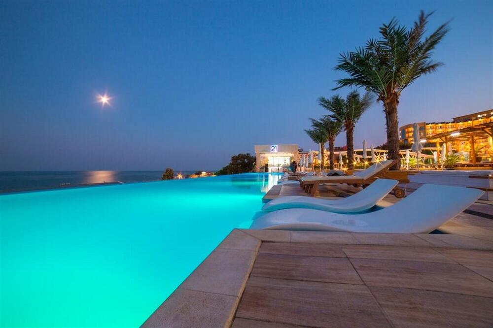 International Hotel Casino & Tower Suites, Golden Sands