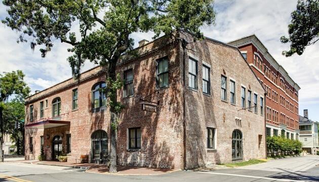 Foto de Staybridge Suites Savannah Historic District, an IHG Hotel