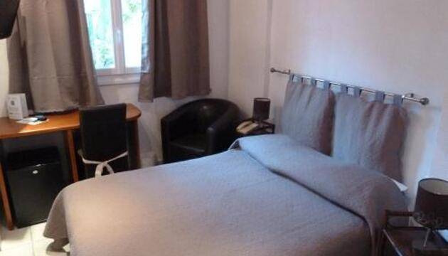 Foto de Logis Hôtel Résidence Les Cèdres