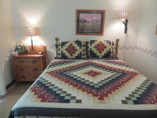 Photo – Snyders Shoreline Inn