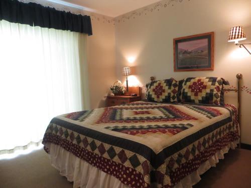Photo – Snyders Shoreline Inn