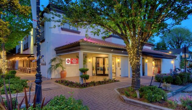 Photo – Best Western Plus Palm Court Hotel