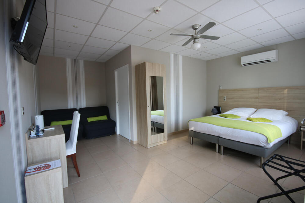 Foto de una habitación de The Originals Boutique, Hôtel Lakeside, Biscarrosse , Lac