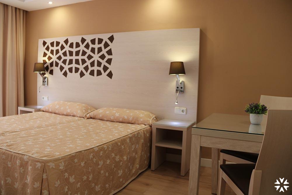 Foto de una habitación de Aparthotel Puerto Azul Marbella