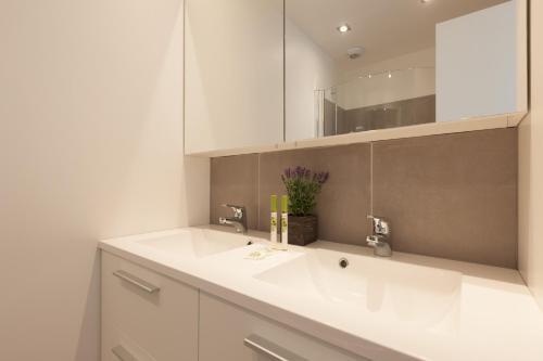 Bathroom – Apartments Residence Regent 55