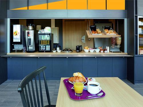 Foto de restauración de B&amp;amp;B Hôtel Lille Roubaix Campus Gare