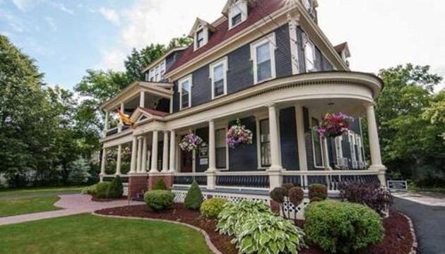 Photo – Carriage House Inn