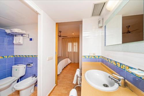 Foto del baño de Apartamentos Ses Eufabietes
