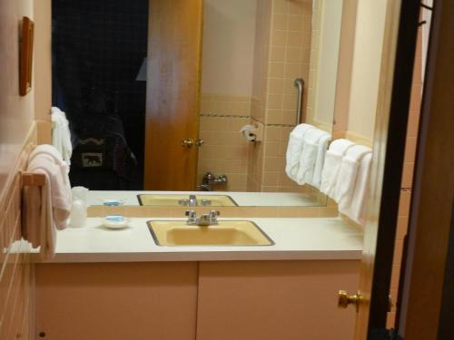 Room – Hotel Birchwood Inn