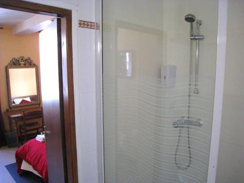 Foto del baño de Hôtel Les Templiers