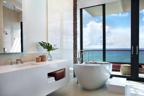 Foto del baño de Kimpton Seafire Resort + Spa, an IHG Hotel