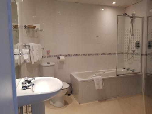 Foto del baño de Burley Court Hotel