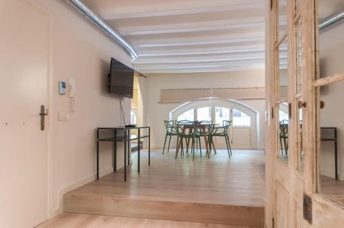 Foto de una habitación de Apartamentos Weflating Suites Sant Antoni Market