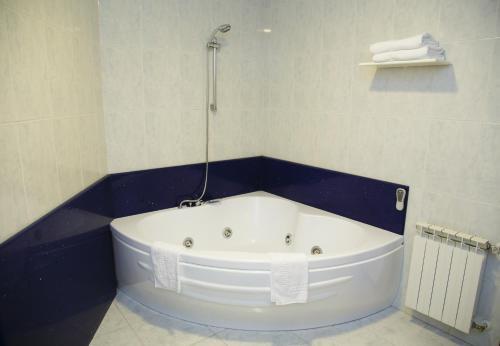 Foto del baño de Hotel As Camelias