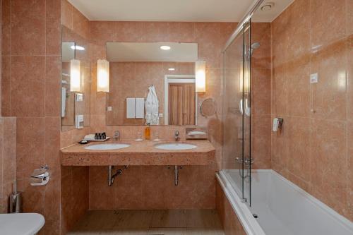 Foto del baño de Hotel Albatroz Beach &amp;amp; Yacht Club