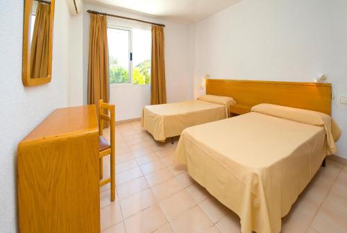Foto de una habitación de Apartamentos Cala Llonga Playa
