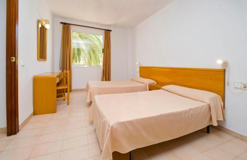Foto de una habitación de Apartamentos Cala Llonga Playa