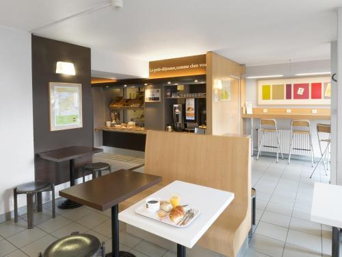 Foto de restauración de B&amp;amp;B Hôtel NANTES Parc Expos La Beaujoire