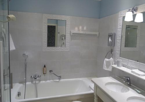 Foto del baño de TI AL LANNEC Hotel - Restaurant &amp;amp; Spa
