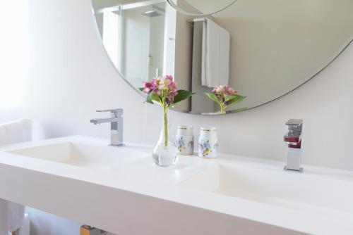 Foto del baño de Hotel Sundial Gardens &amp;amp; Suites