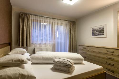 Foto de una habitación de Aparthotel Tschanun Garni