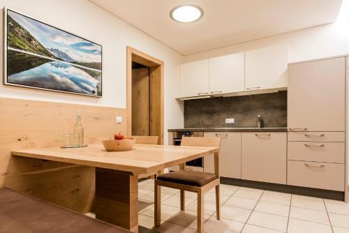 Foto de una habitación de Aparthotel Tschanun Garni