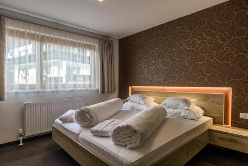 Foto de una habitación de Aparthotel Tschanun Garni