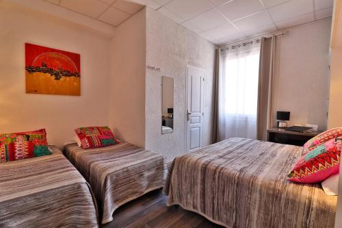 Foto de una habitación de Hôtel le Chardon Bleu