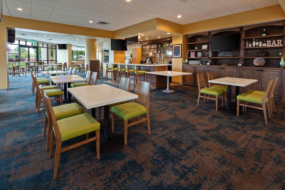 Foto de restauración de Holiday Inn Palmdale-Lancaster, an IHG Hotel