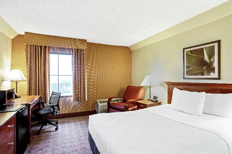 Foto de una habitación de Hotel La Quinta by Wyndham Stamford / New York City