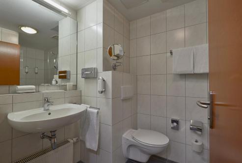 Foto del baño de H+ Hotel Darmstadt