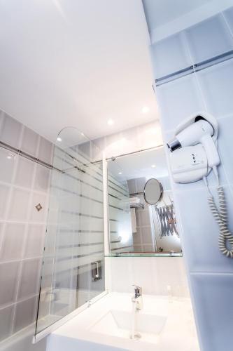 Foto del baño de Hotel Le Noirlac