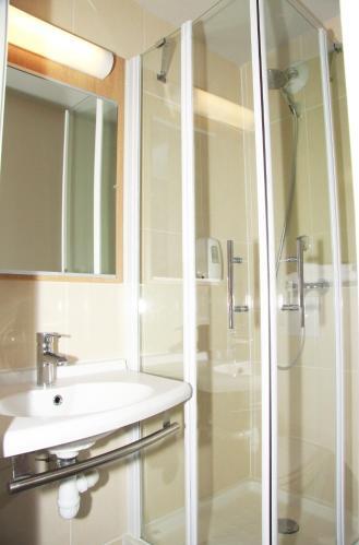 Bathroom – B&amp;amp;B Hôtel Vierzon