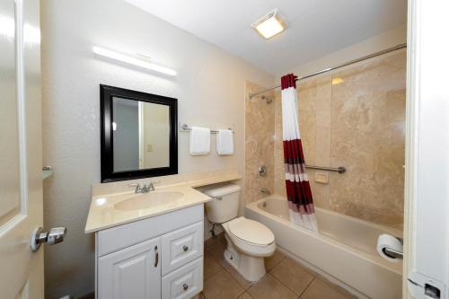 Bathroom – Hotel Red Roof Inn Ft Pierce