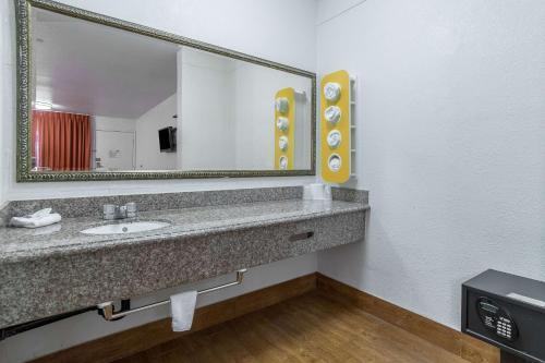 Foto del baño de Motel 6-Anaheim, CA - Buena Park
