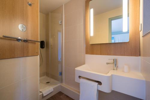 Foto del baño de B&amp;amp;B Hôtel Auray Carnac